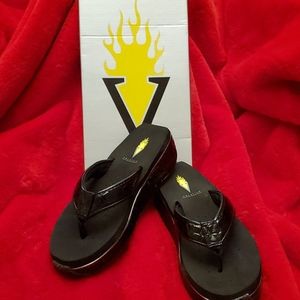 NIB Volatile flip flops sz6!